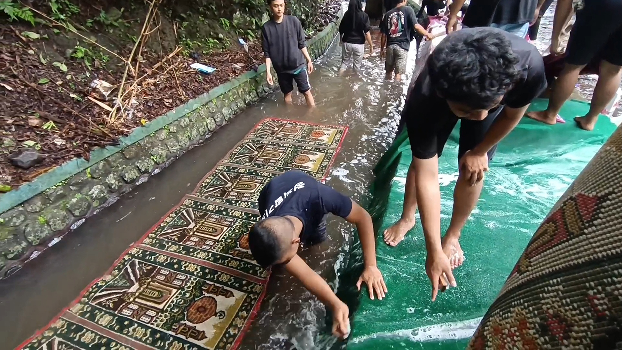 TRADISI WARGA: Warga saat mencuci karpet di aliran sungai di area Umbul Senjoyo, Tengaran.
