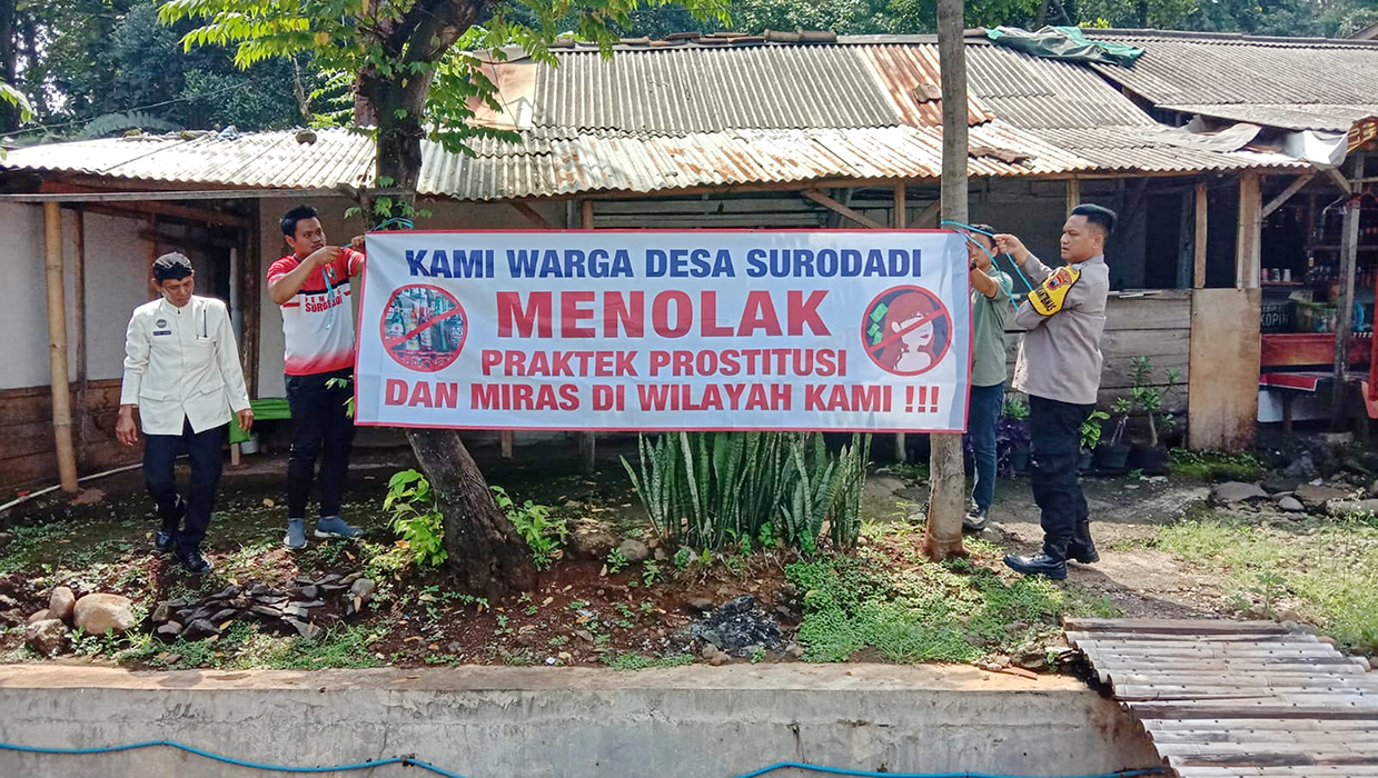 LARANGAN OPERASIONAL : Petugas memasang spanduk larangan di warung remang-remang di wilayah Surodadi Gringsing Batang Jumat (8/3/2024).