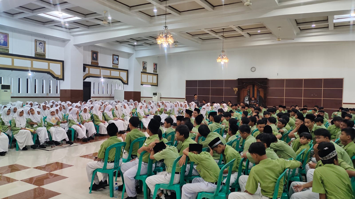 DAPAT WEJANGAN: Siswa SMP NU Al Maruf Kudus mengikuti sosialisasi Stop Bullying di Gedung DPRD Kudus baru-baru ini.