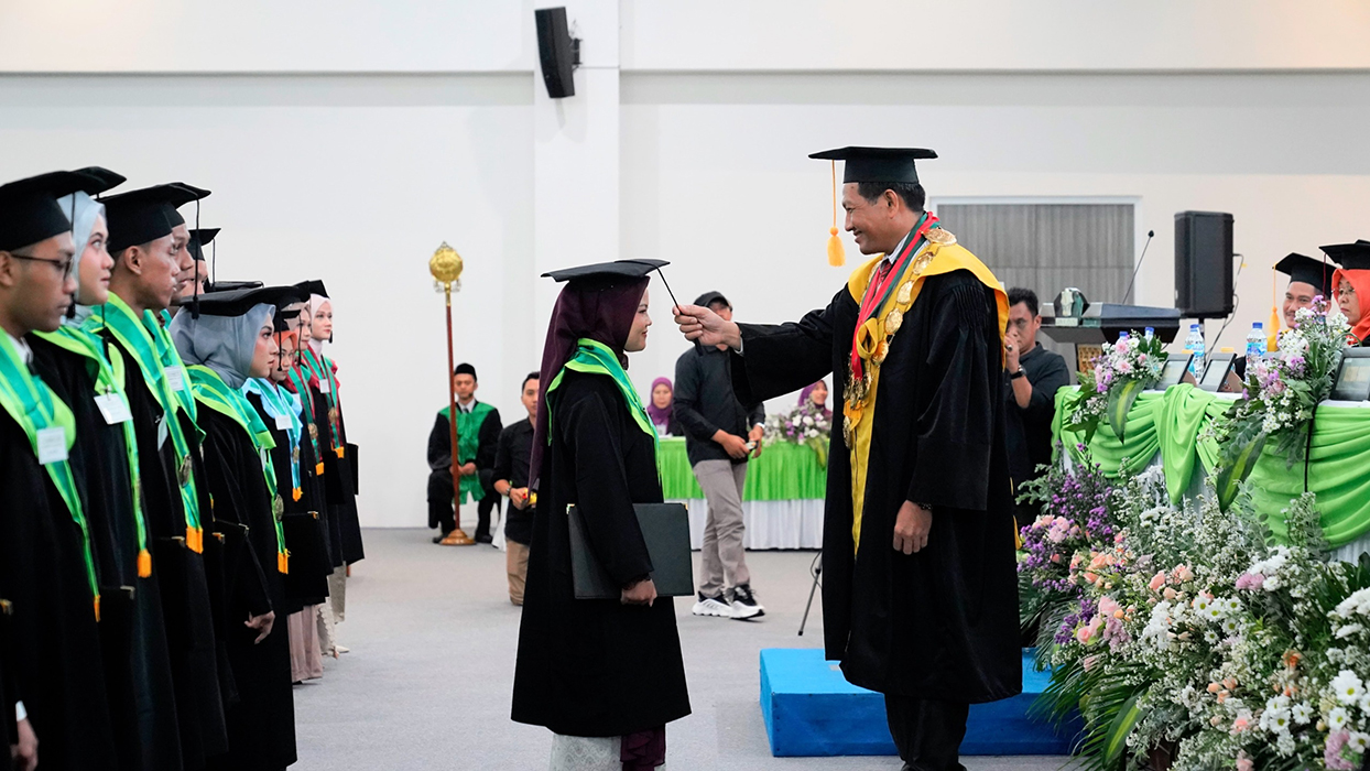 JADI TELADAN: Rektor IAIN Kudus, Prof. Dr. Abdurrohman Kasdi memindahkan kucir wisiduwan yang berlangsung di Aula Lantai 5 Gedung Laboratorium Terpadu.