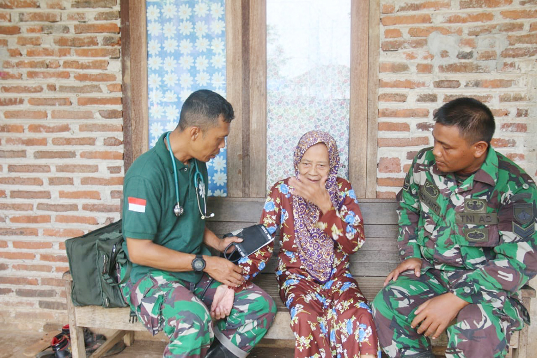 DICEK: Personel TNI memeriksa kondisi salah satu warga di Desa Tanjungrejo, Margoyoso di ruah warga tersebut kemarin.