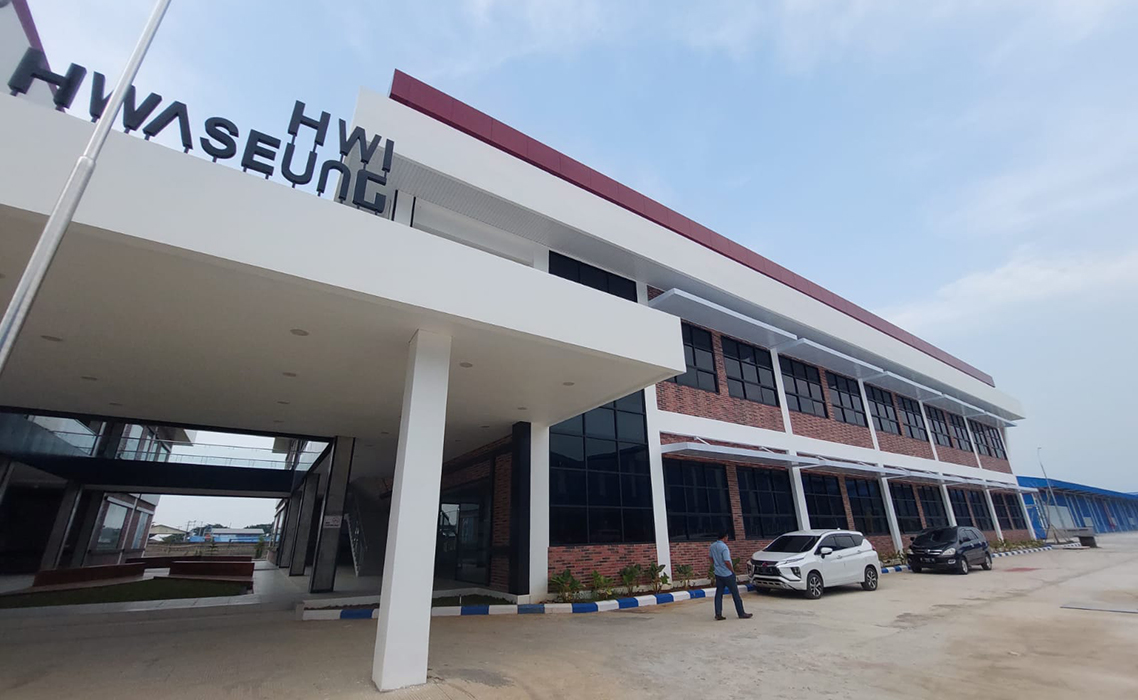 BERPROSES: Terlihat karyawan HWI 2 Pati berjalan menuju kantor pabrik di Batangan belum lama ini.