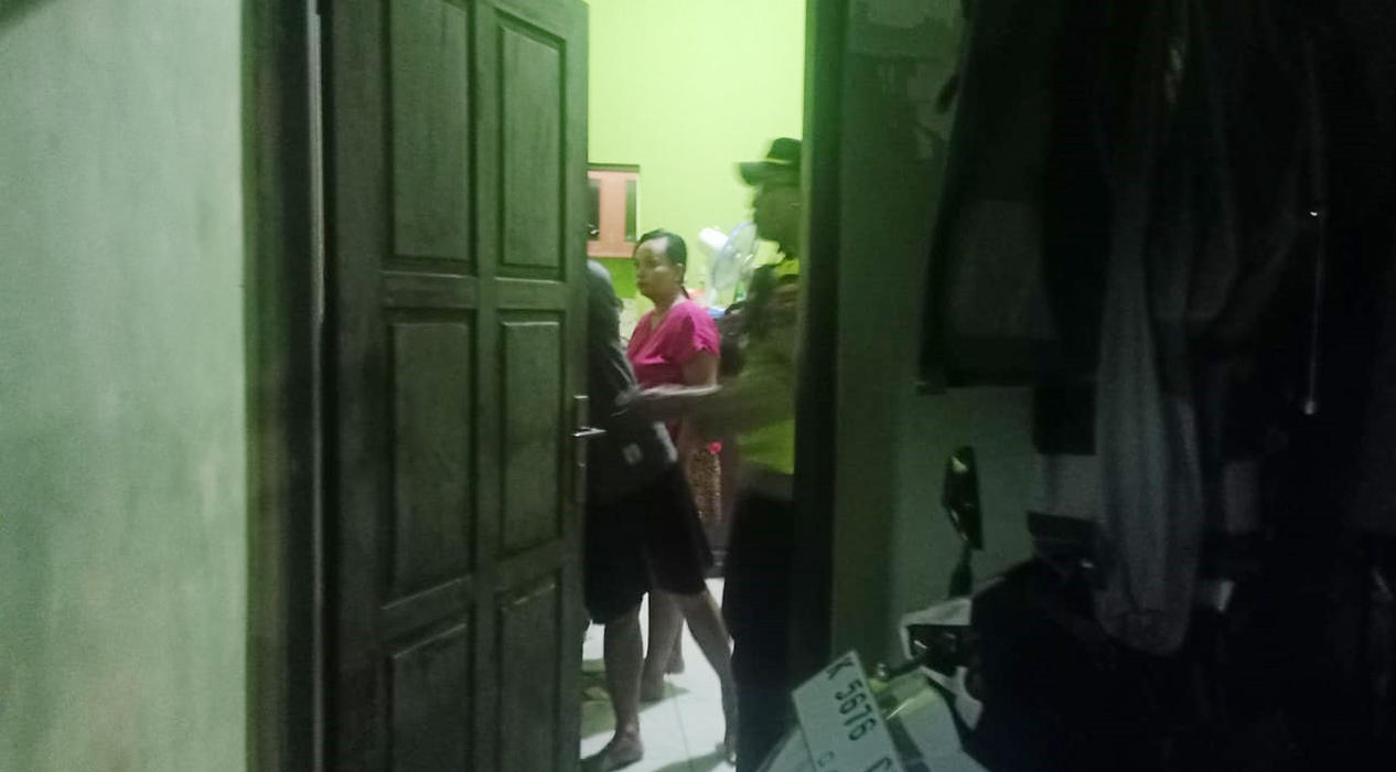 REMANG-REMANG : Warga saat digerebek di kos-kosan di RT 5 RW 3, Desa Singocandi Kecamatan Kota, Sabtu (9/3).