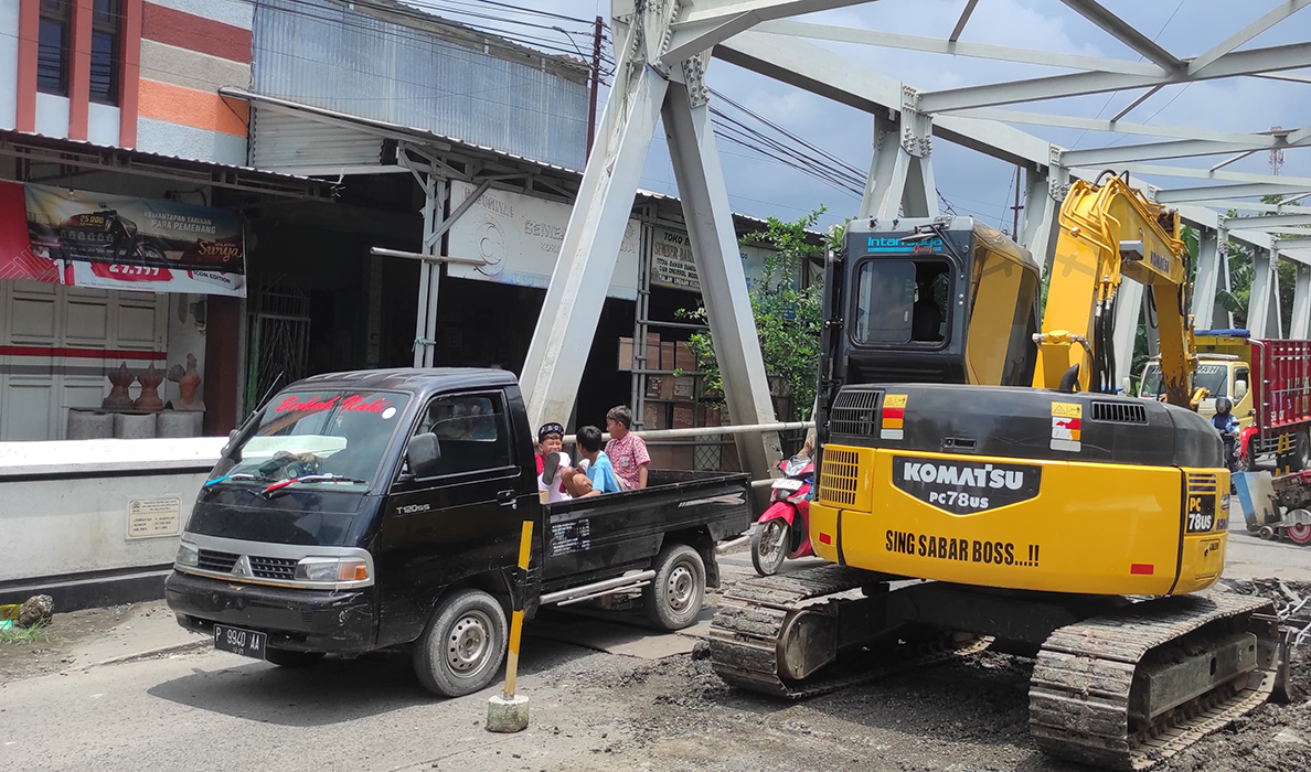 DIPERBAIKI : Mobil pikap berwarna hitam saat melintasi Jembatan Kali Babalan Desa Kalirejo Kecamatan Undaan.