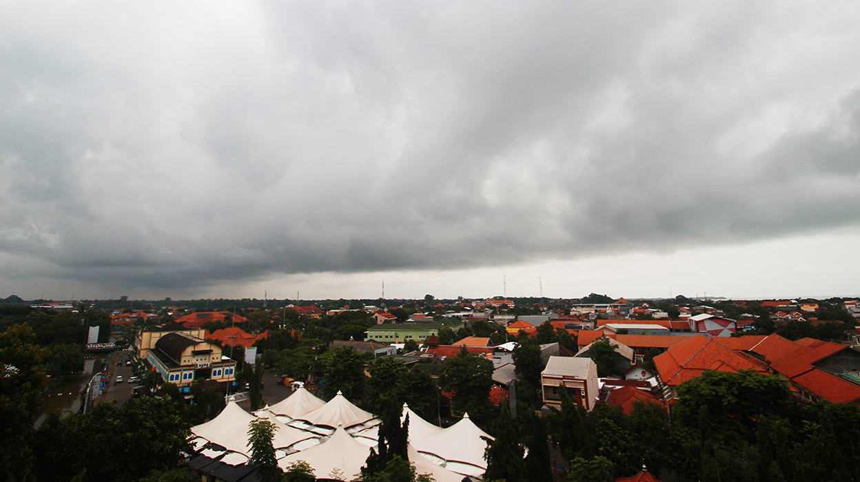 MASIH MENGINTAI: Awan mendung menghiasi langit Kota Jepara.