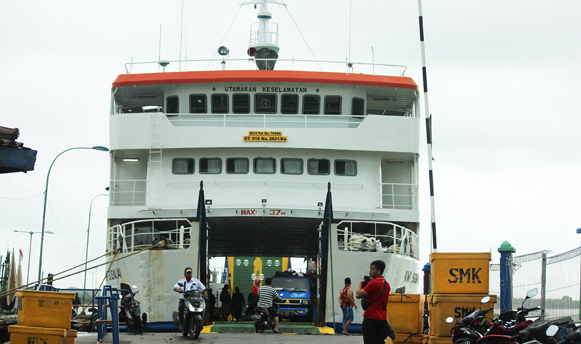 PERAWATAN: KMP Siginjai tengah bongkar muatan di Pelabuhan Penyeberangan Jepara belum lama ini.