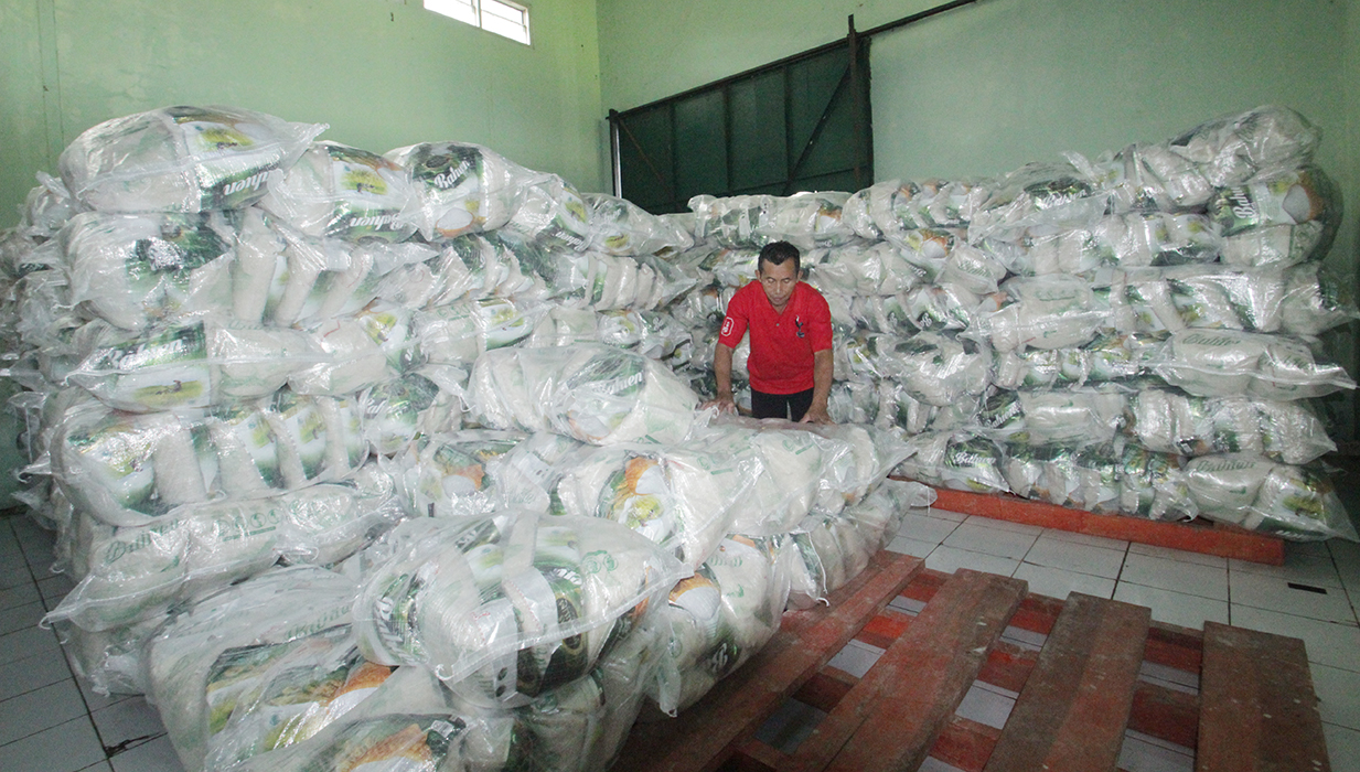 STOK MELIMPAH: Petugas menata tumpukan beras milik Pemkab Jepara yang disimpan di gudang ketahanan pangan Kabupaten Jepara belum lama ini.