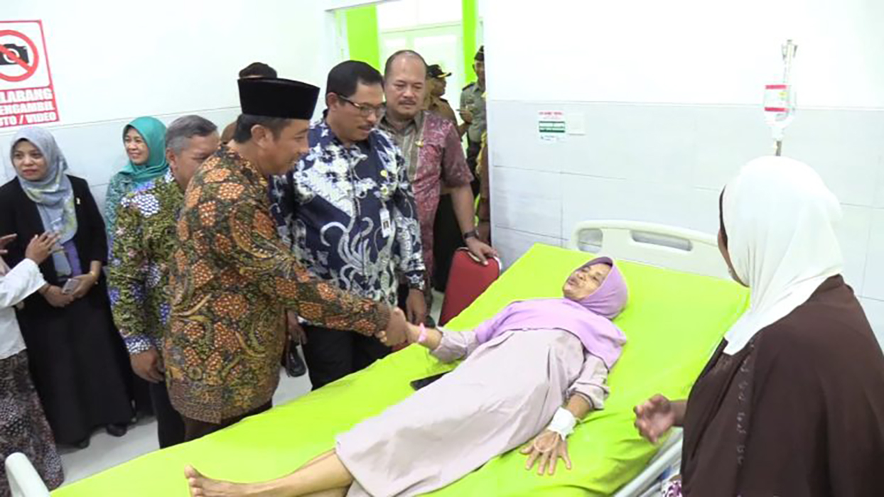 TILIK: Pj Gubernur Jawa Tengah Nana Sudjana bersama Bupati Rembang Abdul Hafidz menemui pasien yang dirawat di Puskesmas Lasem beberapa waktu lalu.