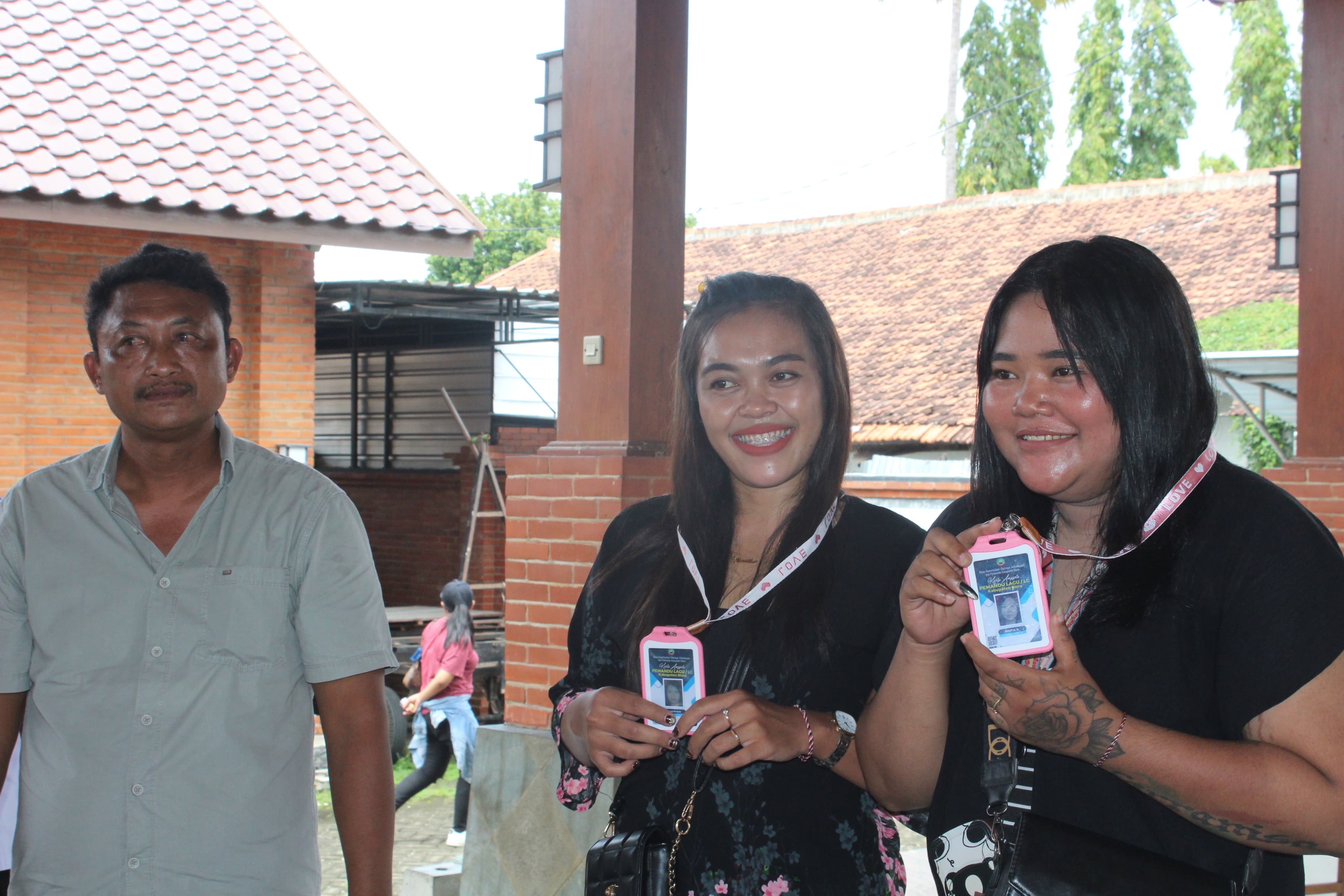 DITARIK PEMKAB: Kartu Identitas LC di Blora ditarik kembali oleh Dinporabudpar, baru-baru ini.