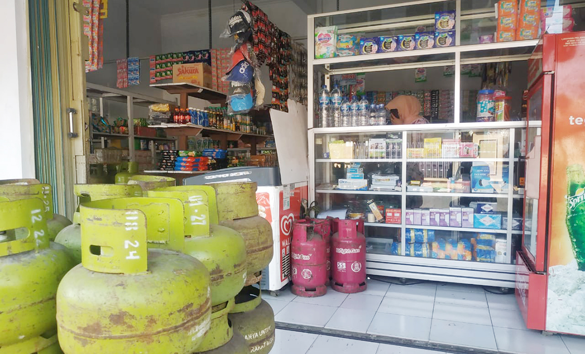 DIJUAL: Gas melon ditata di salah satu toko kelontok di Kecamatan Wedarijaksa belum lama ini.