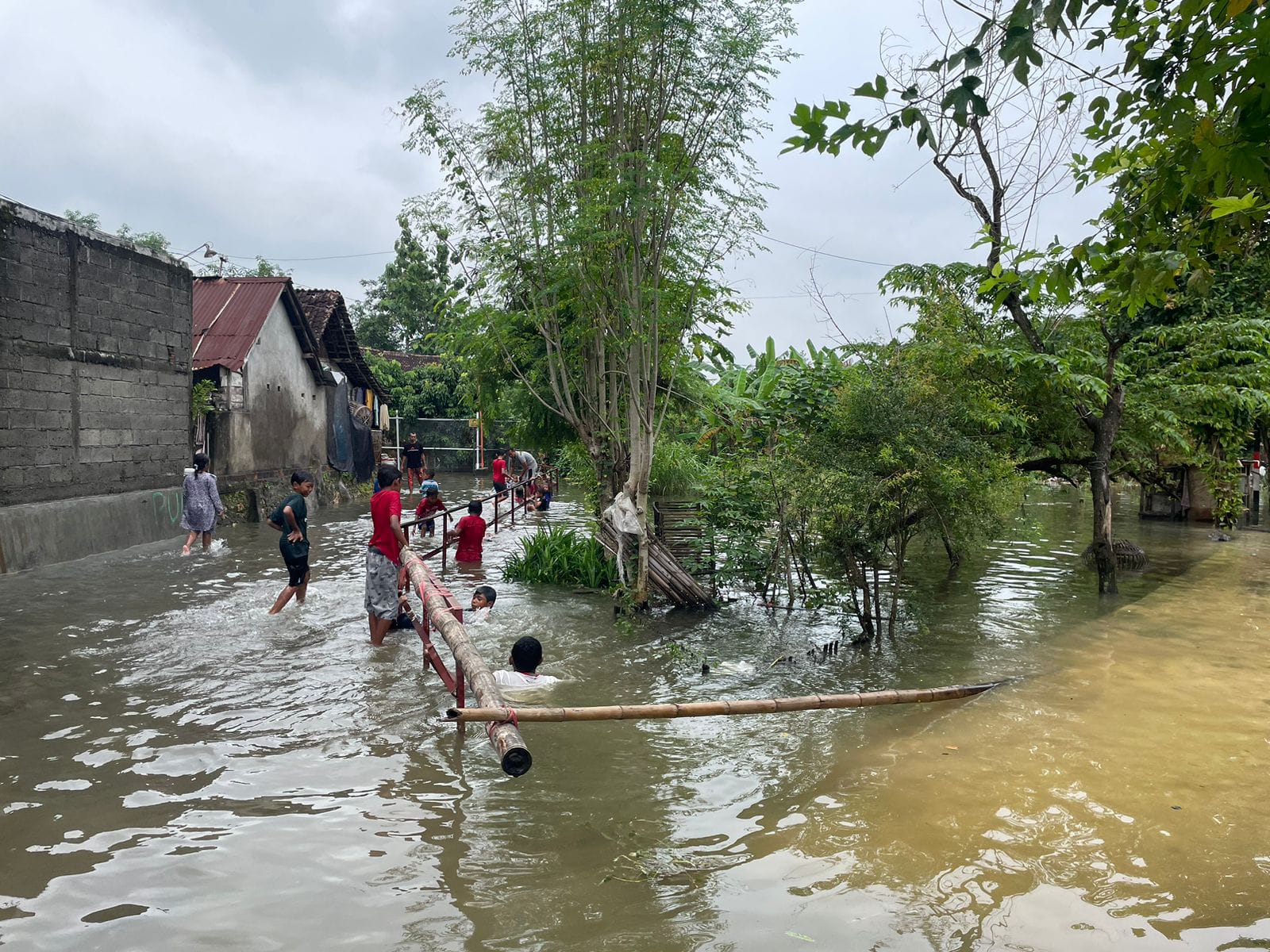 MEMBAIK: Kondisi banjir di wilayah Kecamatan Cepu Blora.