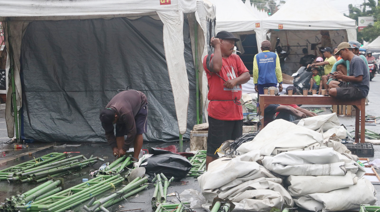 BONGKAR STAND: Pedagang sibuk berkemas-kemas dagangannya usai mremo dandangan di sepanjang Jalan Sunan Kudus kemarin.