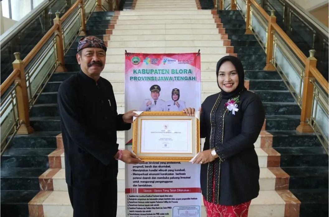PENCAPAIAN: Wakil Bupati Blora Tri Yuli Setyowati (kanan) dan Kepala Dinas Kesehatan Blora Edy Widayat (kiri) menerima penghargaan dari Kementerian Kesehatan