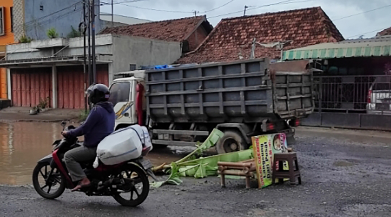 MIRIS: Kondisi Jalan rusak Kudus-Purwodadi yang sempat ditanami pohon pisang.