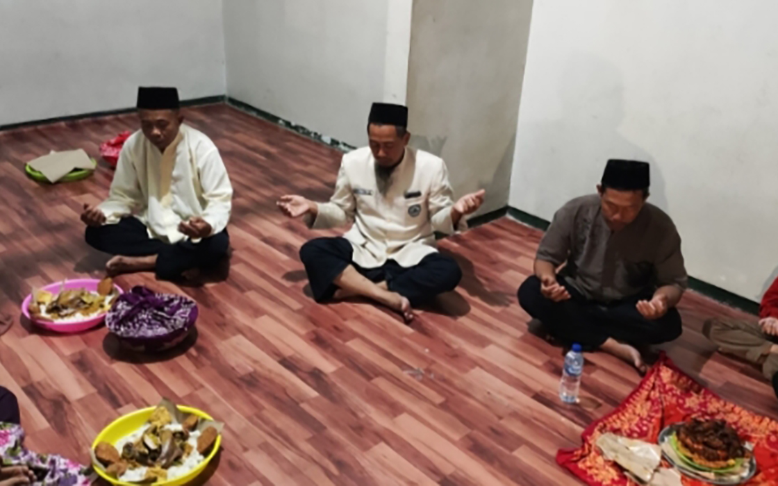 UCAP SYUKUR: Warga Desa Colo berdoa bersama dan membawa makanan ayam beserta kuluban.
