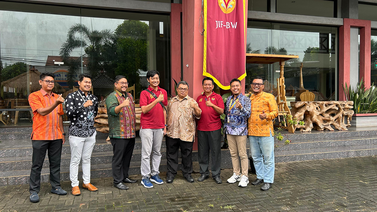 TARTARIK: Konsul Jenderal RI Johor Bahru dan rombongan ketika berkunjung ke salah satu showroom di Jepara.