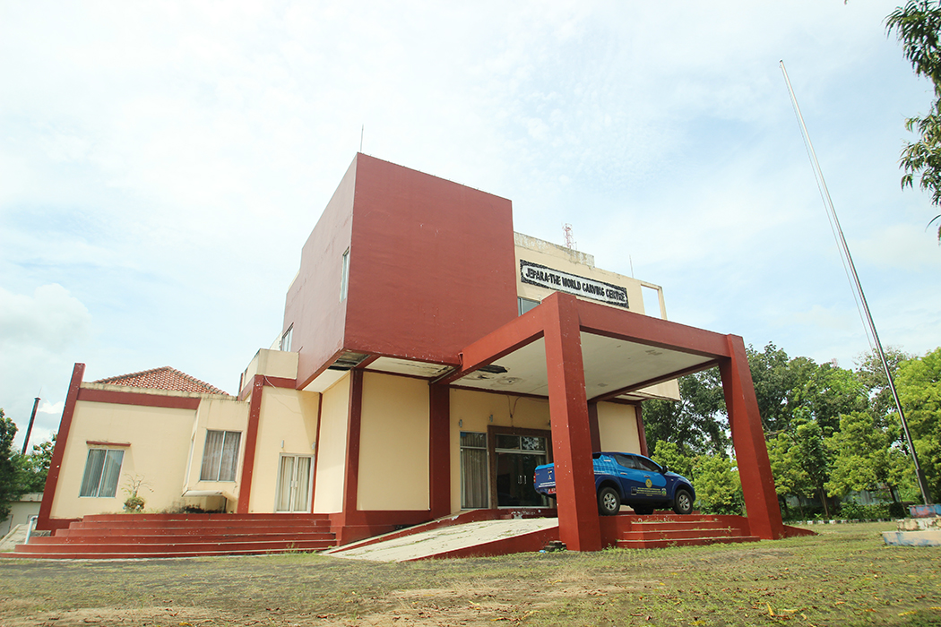 SEPI: Kendaraan terparkir di halaman gedung Jepara Trade and Topurism Center (JTTC) Pecangaan.