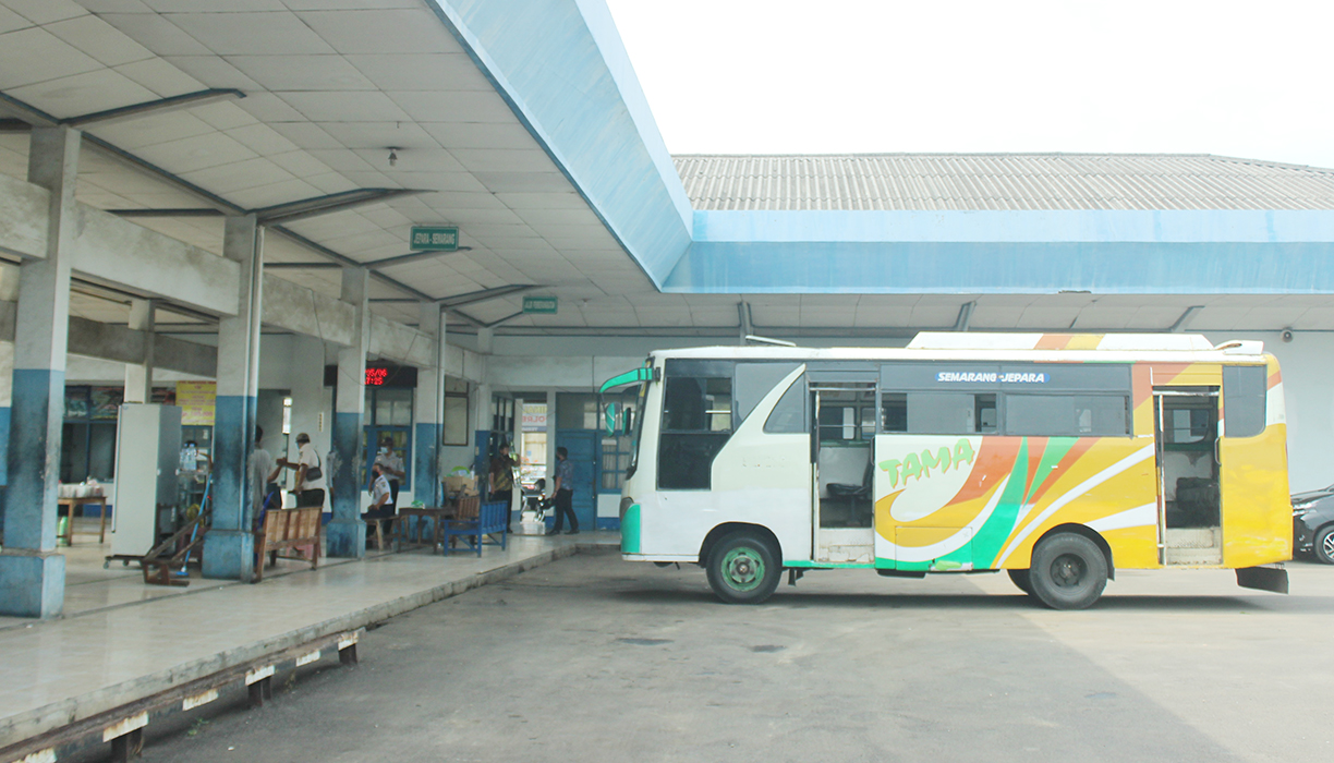 PENGHUBUNG: Sebuah bus AKDP ngetem di Termilan Kota Jepara belum lama ini. Dishub Jepara berupaya agar rute BRT bisa sampai Jepara.