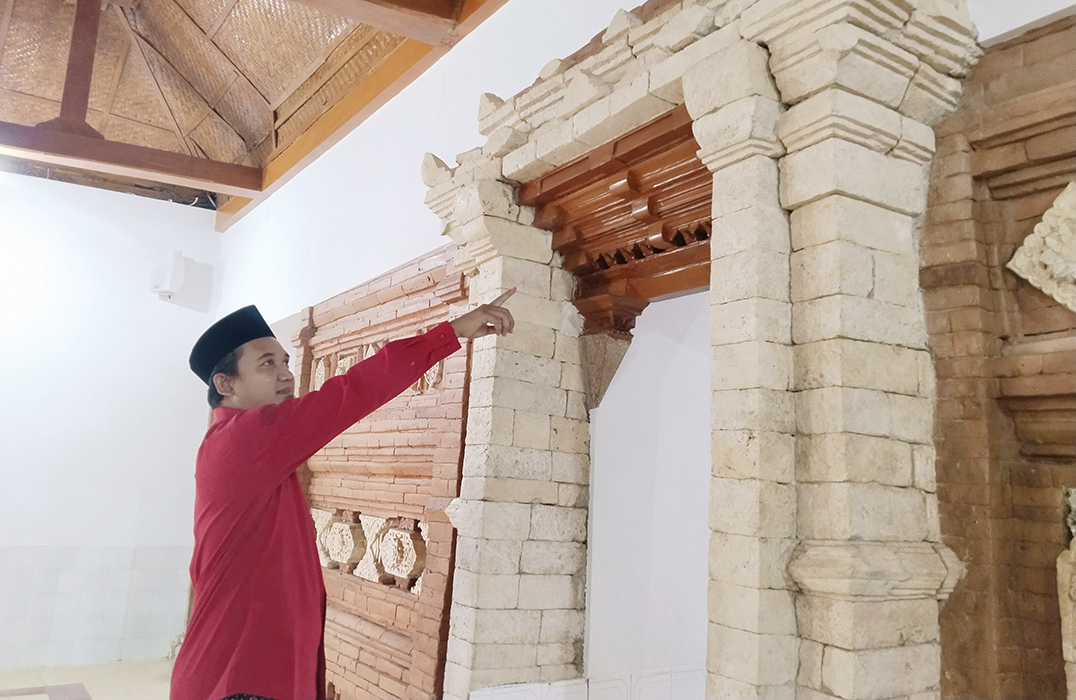 UNik: Juru pelihara Masjid Langgardalem Muhammad Rizka memperlihatkan struktur bangunan masjid kemarin.