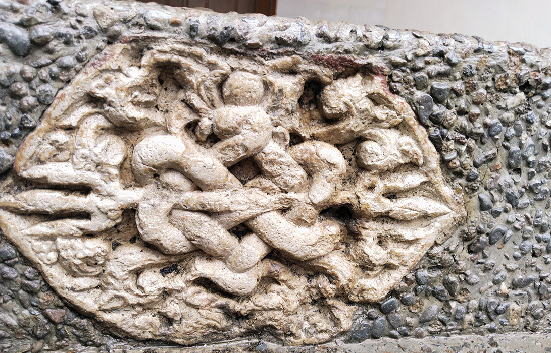 Motif ikuran dari batu yang masih terawat dengan baik