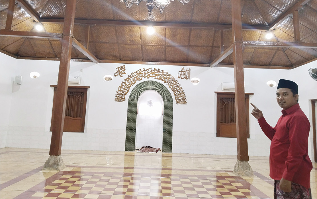 AKULTURASI: Suasana dalam Masjid Langgardalem, dulunya menjadi tempat tinggal Sunan Kudus yang masih difungsikan hingga sekarang.