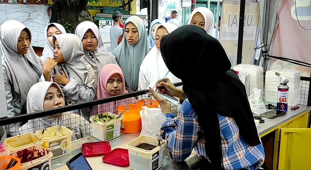 DIKERUMUNI: Souffle Pancake di dandangan digemari kawula muda.