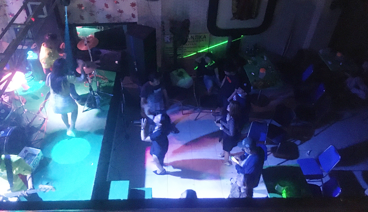 PESTA: Masyarakat menikmati pertunjukan hiburan malam di salah satu karaoke Pati baru-baru ini.