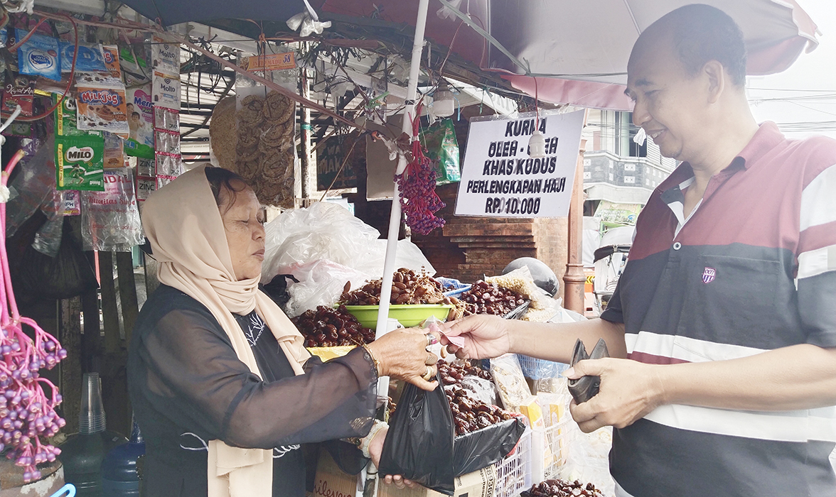RAMAI: Penjual kurma di Jalan Menara tampak melayani pembeli kemarin.