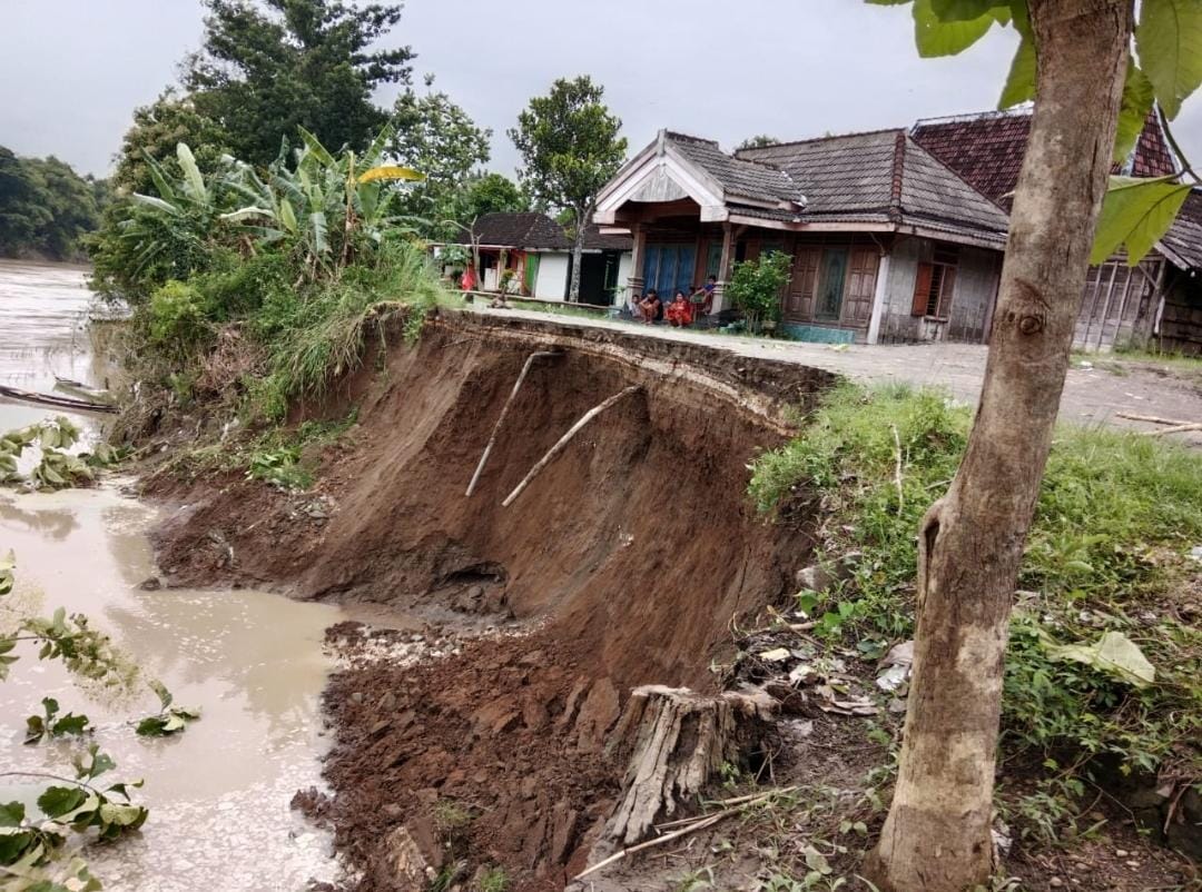 DITUTUP: Kejadian longsor  menggerus jalan dii Desa Panolan, Kedungtuban kemarin.