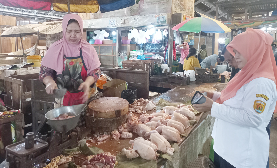 SEPI: Sri sedang melayani pembeli ayam potong di lantai dua Pasar Induk Purwodadi Kemarin.