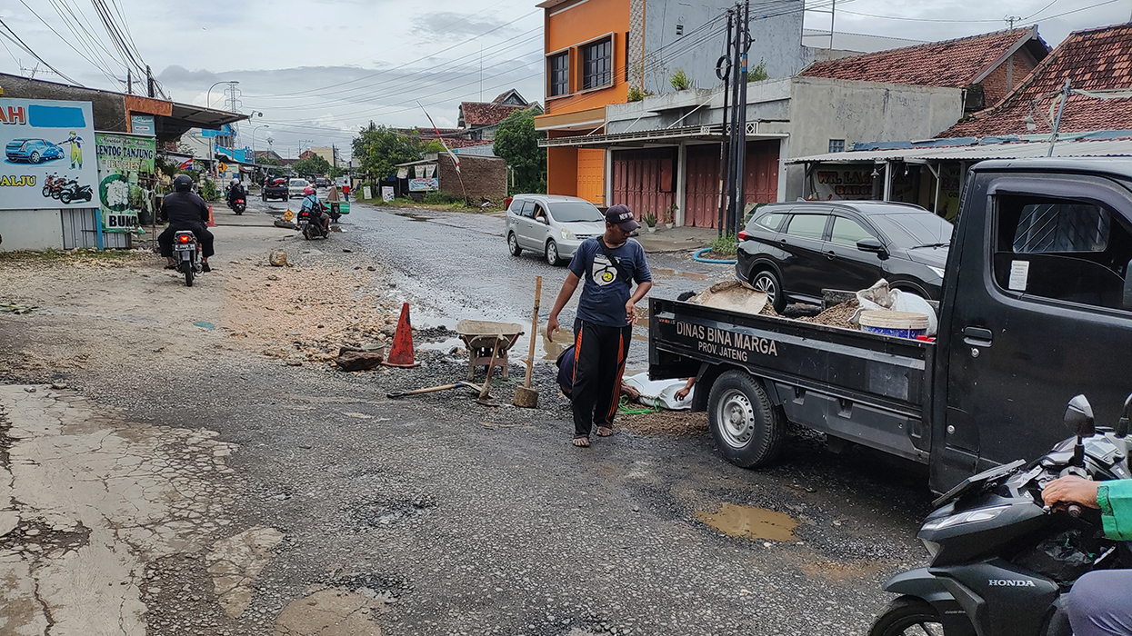 ANTISIPASI: Petugas memberikan batu padas di atas Jalan Kudus-Purwodadi.