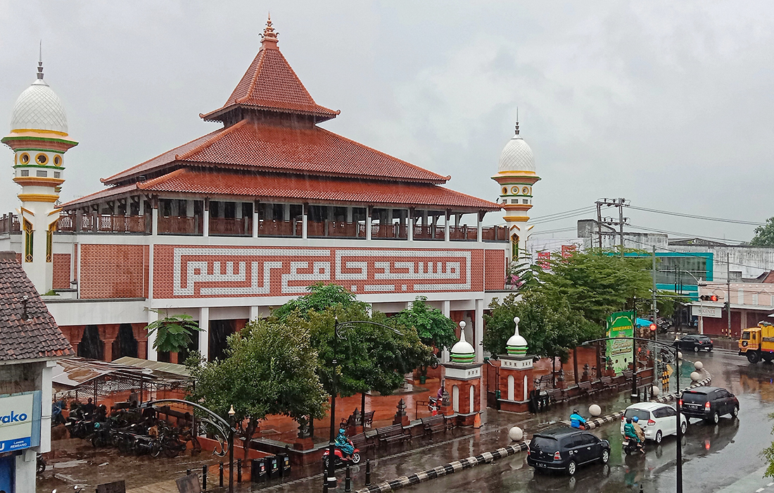 BERSEJARAH: Pengendara melewati jalan depan Masjid Jami Lasem kemarin.