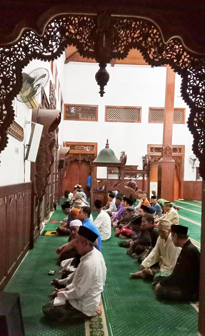 BERTEGUR SAPA: Jamaah Masjid Jami Lasem sedang berbincang di area masjid.