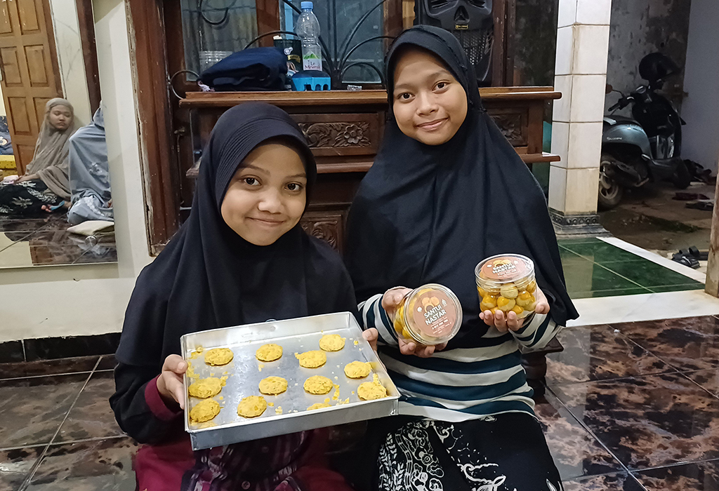 KREASI: Santriwati ponpes khusus tuna rungu dan tuna wicara "Irhamnyy Robby" memperlihatkan hasil masakan kue.
