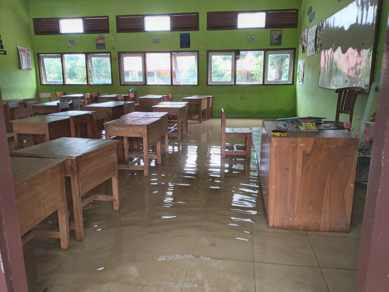 TERENDAM BANJIR:  SMP  N 1 Ngaringan terendan banjir dengan kedalaman 30 sampai 50 meter masuk kedalam kelas mengakibatkan pembelajaran diliburkan.