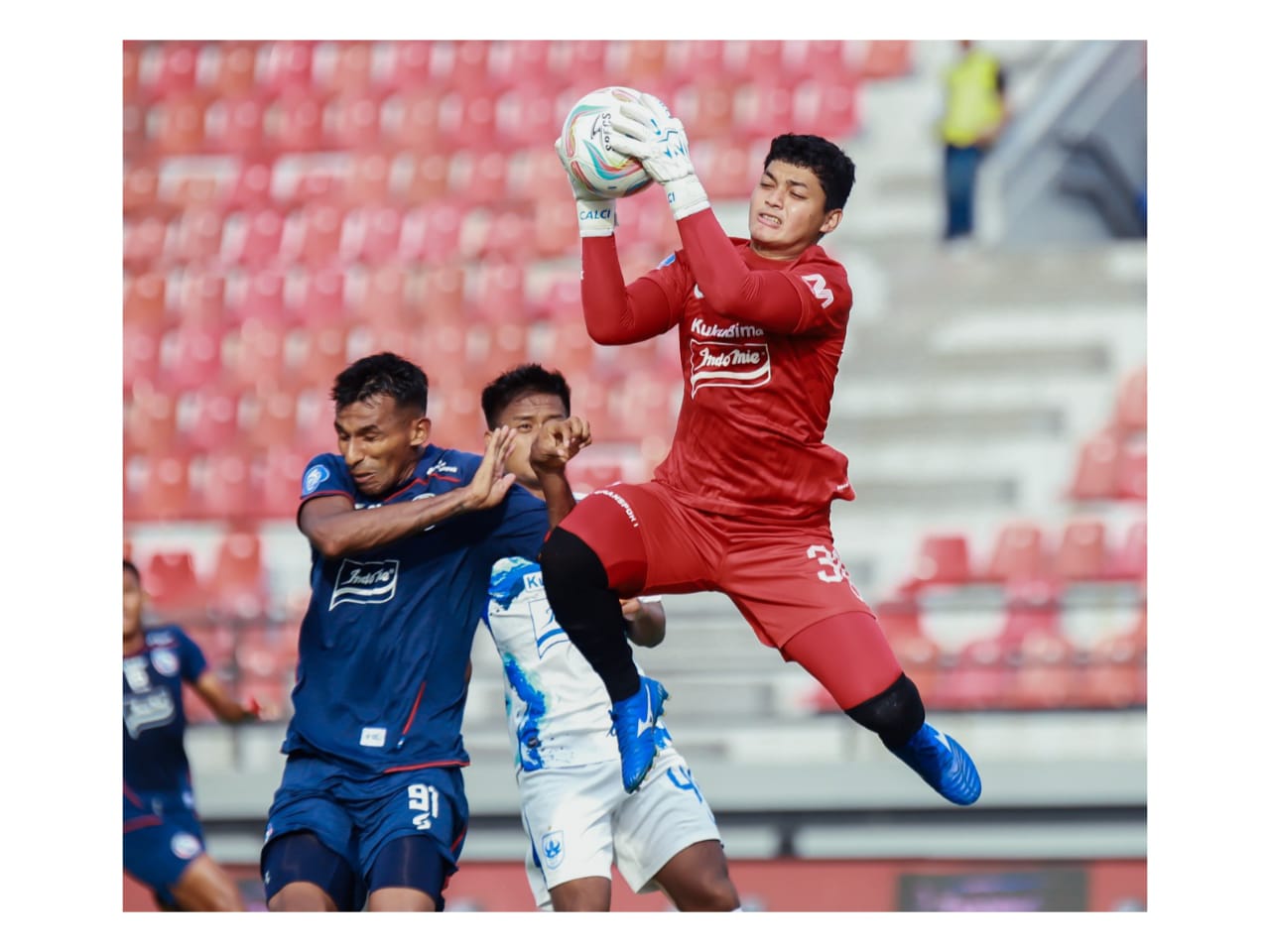 KUAT : Adi Satryo kiper PSIS Semarang berpeluang dapat tampil saat timnas berjumpa dengan Vietnam. (TIM MEDIA PSIS)