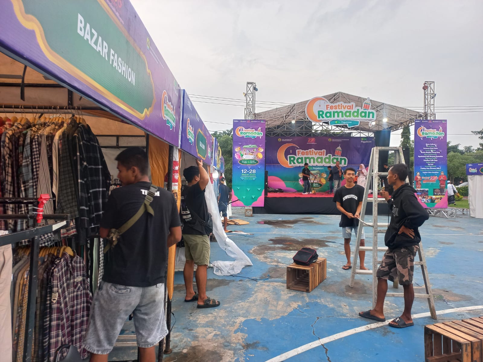GRAND OPENING: Stand UMKM yang mulai membuka diri pada acara Festival Ramadan di Taman Ir Soekarno Simpang Lima Purwodadi kemarin.