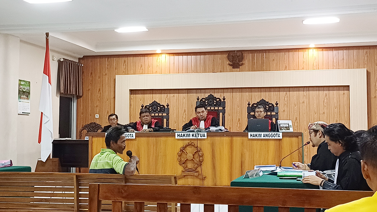 SIDANG: Warga Cikmas Karimunjawa yang hadir sebagai saksi menjelaskan situasi yang ia alami saat bekerja sebagai Nelayan di Karimunjawa.