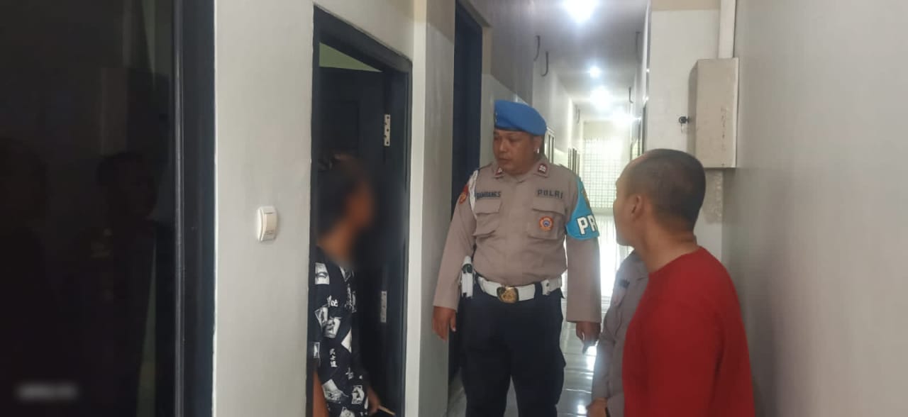RAZIA PEKAT: Kapolsek Grobogan AKP Chandra Bayu melakukan peemeriksaan di tempat kos, hotel di wilayah Kecamatan Grobogan dalam operasi pekat.