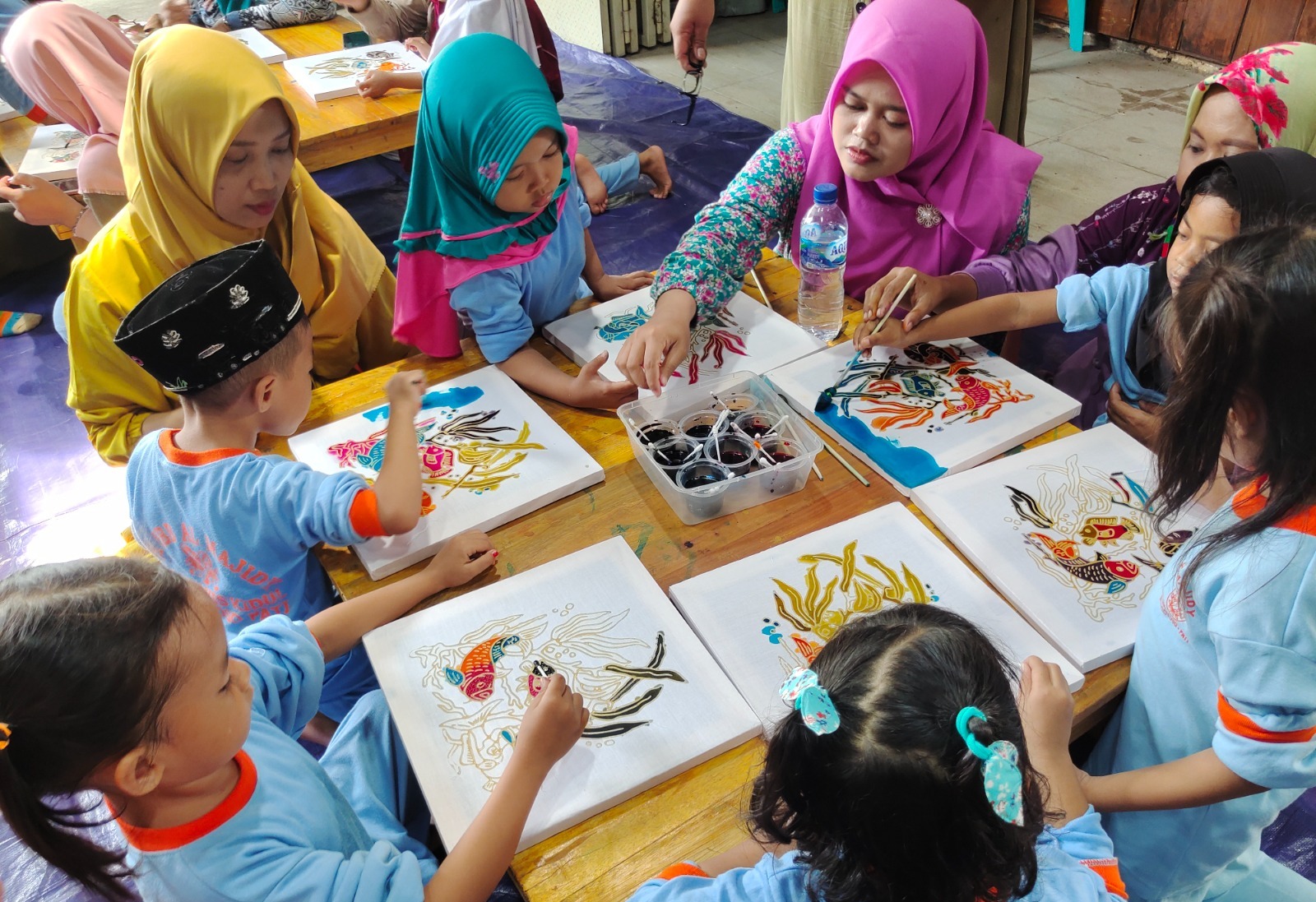 SERU : Anak-anak antusias mengikuti sesi pengenalan produk batik tulis Bakaran di Rumah Batik Bu Sri Pak Sarni Desa Bakaran Kulon Kecamatan Juwana. (ACHMAD ULIL ALBAB/RADAR KUDUS)