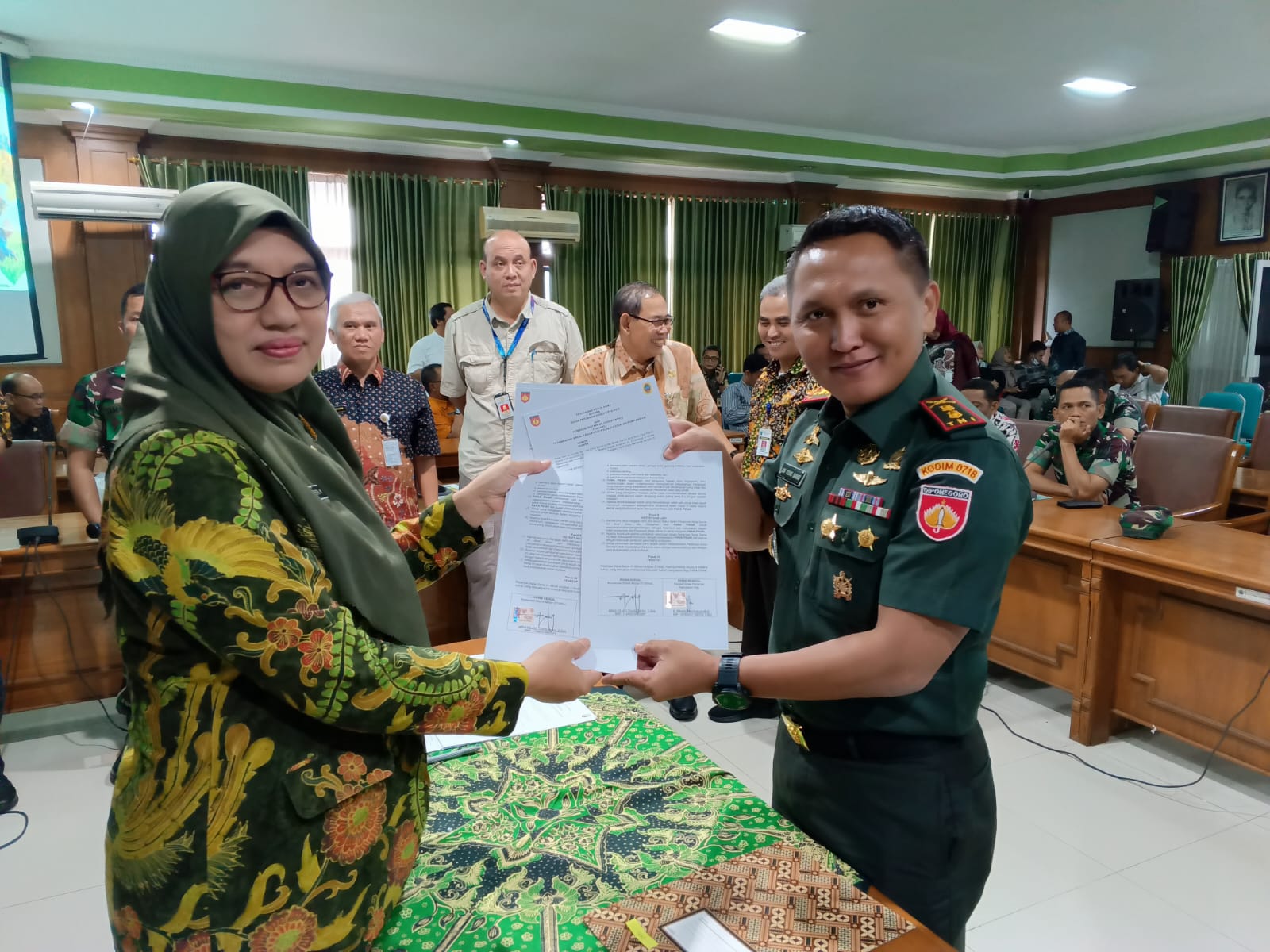TEKEN MOU: Dandim 0718/Pati Letkol Inf Jon Young Saragi menandatangani kerjasama pangan dengan Kadinas Pertanian Pati Niken di Kantor Dinas Pertanian dan Perkebunan (Distanbun) Jawa Tengah.