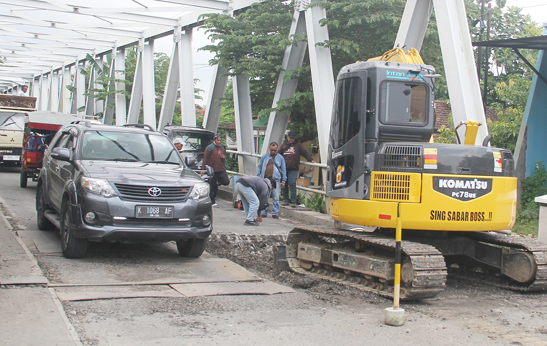 LEWAT : Mobil berwarna hitam saat melintasi jembatan Babalan.