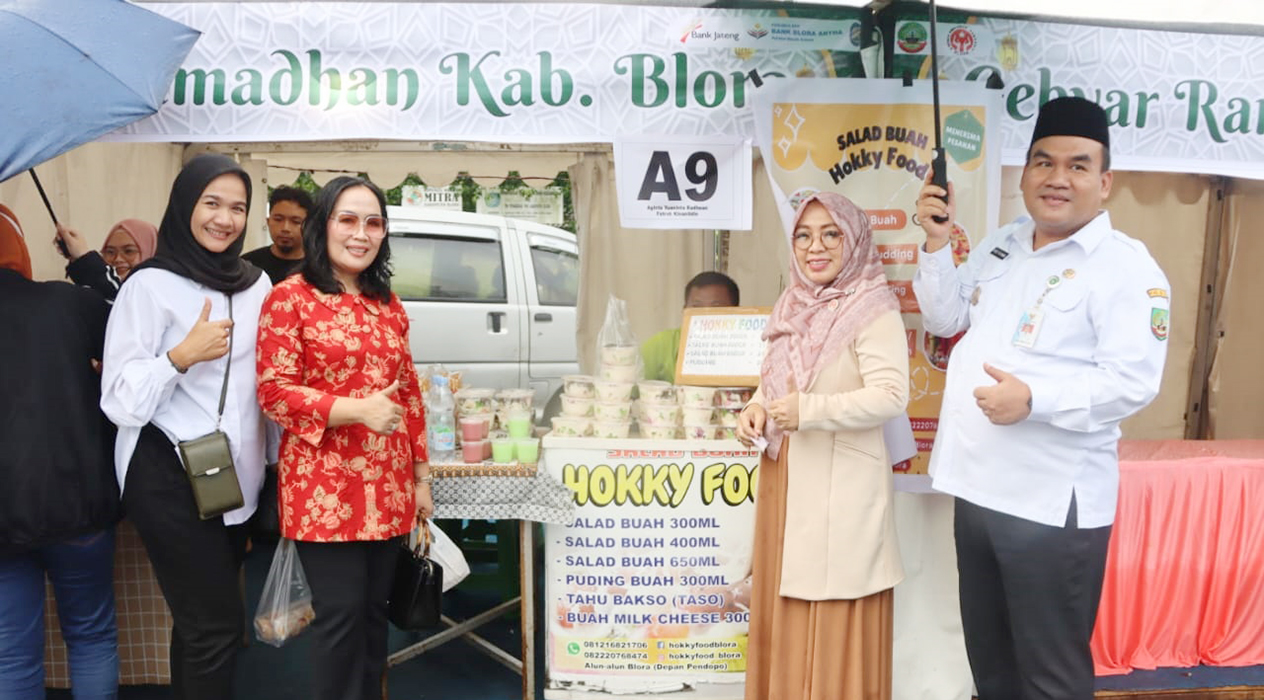 DUKUNG: Bupati Blora Arief Rohman bersama sang istri saat menengok dan berbelas di Gebyar Ramadan yang diselenggarakan di depan pendopo Kabupaten Blora.