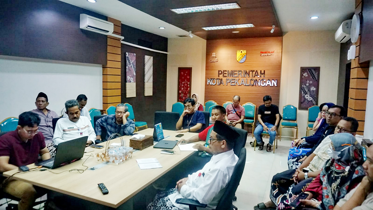 DISKUSI : Kepala DLH Kota Pekalongan Sri Budi Santoso saat membeberkan langkah-langkah perbaikan pengelolaan sampah kepada Sekda dan OPD Jumat (15/3/2024).