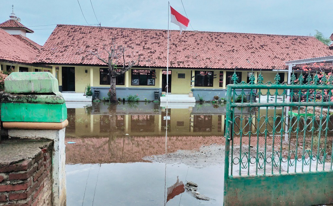 KEBANJIRAN : Kondisi salah satu SD di Kabupaten Batang yang kebanjiran kemarin.