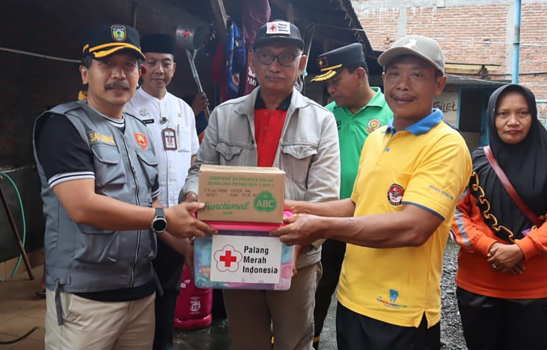 TALI ASIH: Sekda Jepara Edy Sujatmiko menyerahkan bantuan untuk korban banjir.