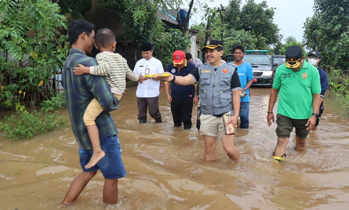 PEDULI: Sekda Jepara Edy Sujatmiko menyapa warga yang terdampak banjir kemarin.