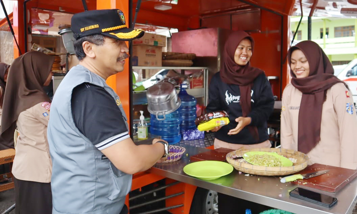 BEROPERASI: Sekda Jepara Edy Sujatmiko mengecek kegiatan memasak di dapur umum yang didirikan untuk makan korban banjir.