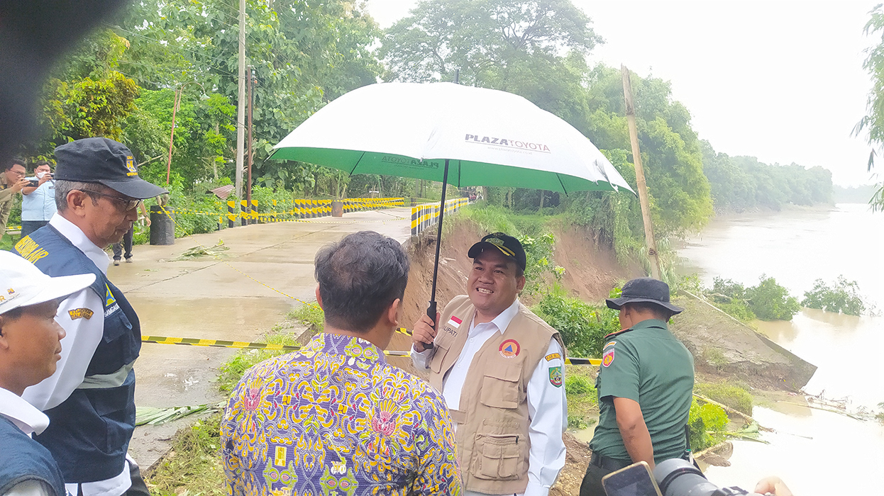 LONGSOR: Bupati Blora Arief Rohman meninjau lokasi dan meminta kepala balai untuk memberikan penanganan kepada tebing sungai.