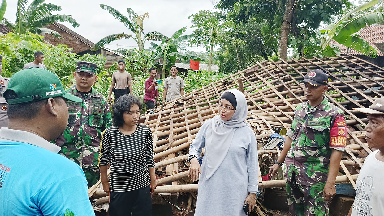 TINJAU KORBAN : Pj Bupati Batang Lani Dwi Rejeki saat meninjau para korban bencana di wilayahnya.